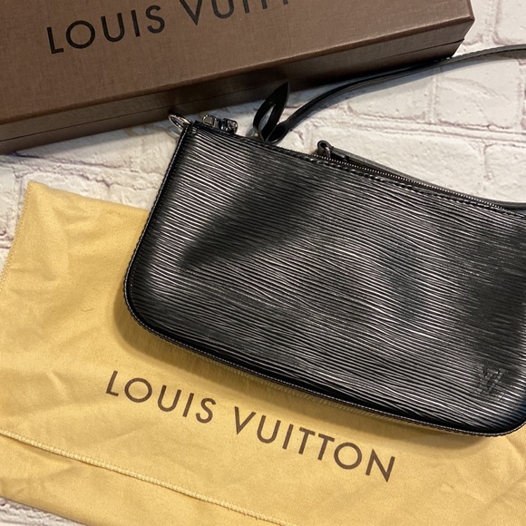 Louis Vuitton - Picture 4 of 11